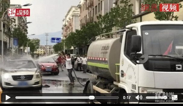 轎車自燃 灑水車唱生日歌滅火