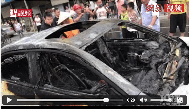 轎車自燃 灑水車唱生日歌滅火