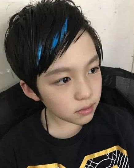 还记得《爱情公寓》小皇帝吗?演过文章儿子,14岁帅到不敢
