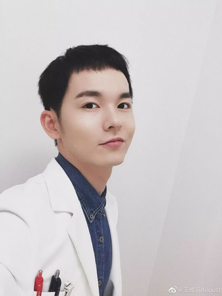 还记得黄晓明版《鹿鼎记》里的小小宝吗,他都