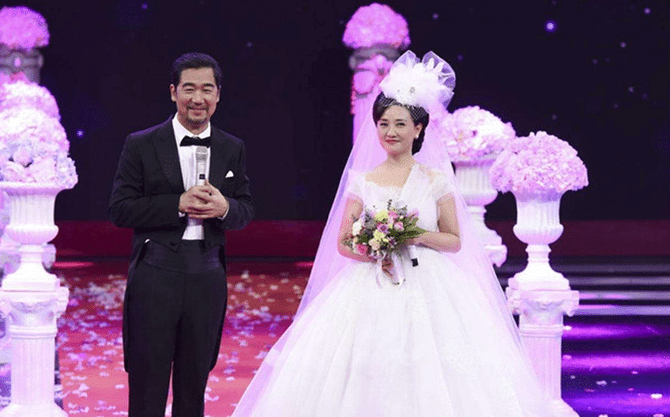 张国立邓婕近照曝光,老戏骨合体秀恩爱,只是为