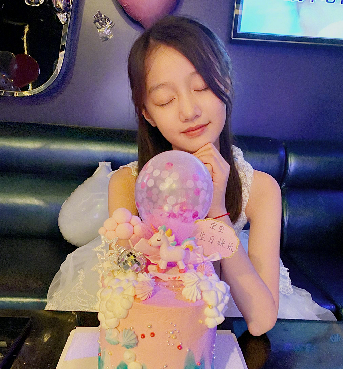 赵薇"女儿"晒生日照,低头许愿楚楚动人,身着仙女裙美出了天