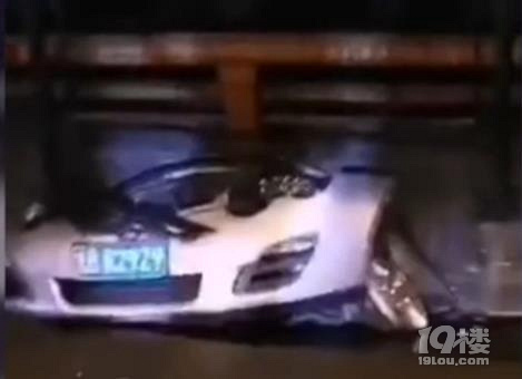 無錫側(cè)翻橋梁壓扁空車車主獲賠7萬 車?yán)镏涣粝乱粋€完整的備胎