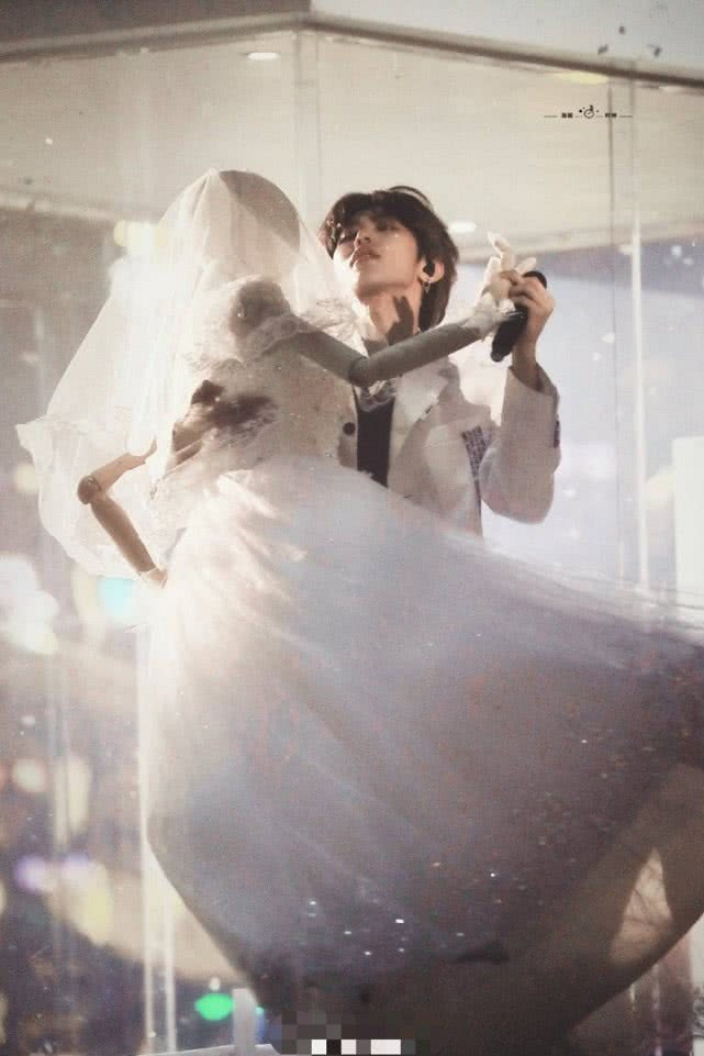 蔡徐坤"结婚"啦!从校服到婚纱,抓雪的瞬间苏到爆,《梦