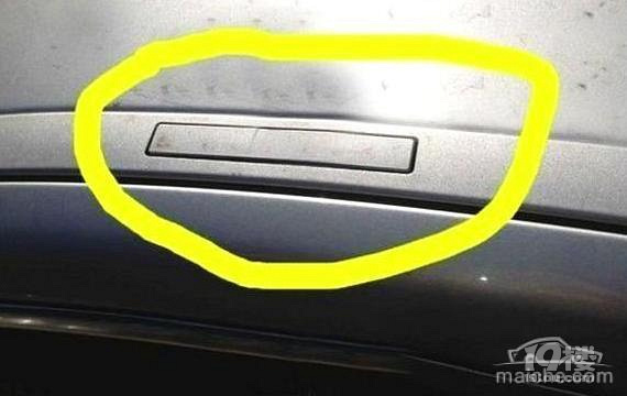 車(chē)頂上有個(gè)“藏”備用鑰匙的部位，你知道嗎？