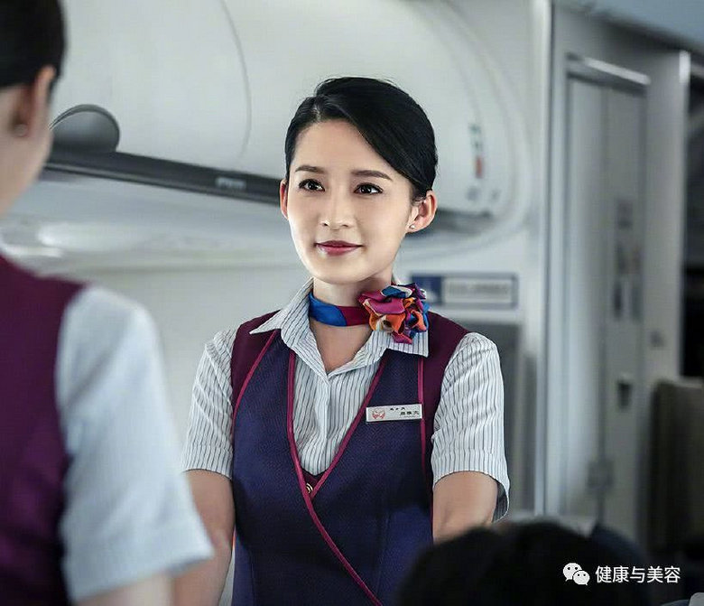 《中国机长》的最美"空姐脸"是她,42岁的弹性肌如何做到?