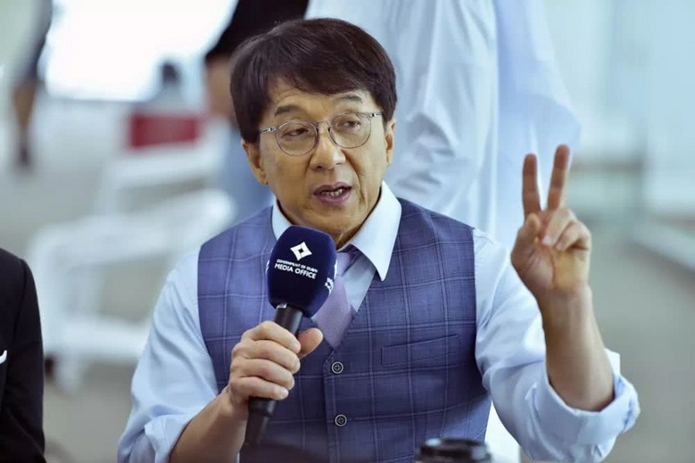 一天上映9部电影,大年初一看徐峥、成龙还是王