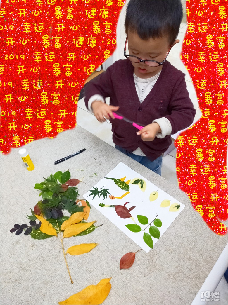 竞彩投注app_【陪娃做作业】为娘做完树叶贴画,娃说他的呢?然后又做了一份!