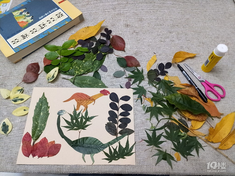 竞彩投注app_【陪娃做作业】为娘做完树叶贴画,娃说他的呢?然后又做了一份!