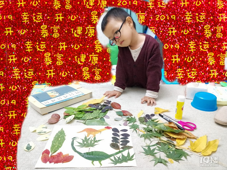 竞彩投注app_【陪娃做作业】为娘做完树叶贴画,娃说他的呢?然后又做了一份!