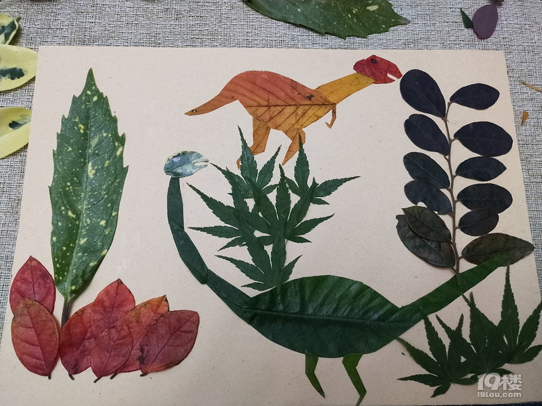 竞彩投注app_【陪娃做作业】为娘做完树叶贴画,娃说他的呢?然后又做了一份!