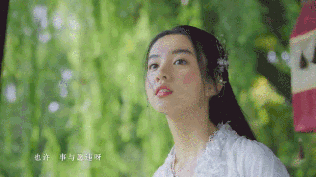 比起吳亦凡新MV女主，這位“國民初戀”才是美上天，笑起來太治
