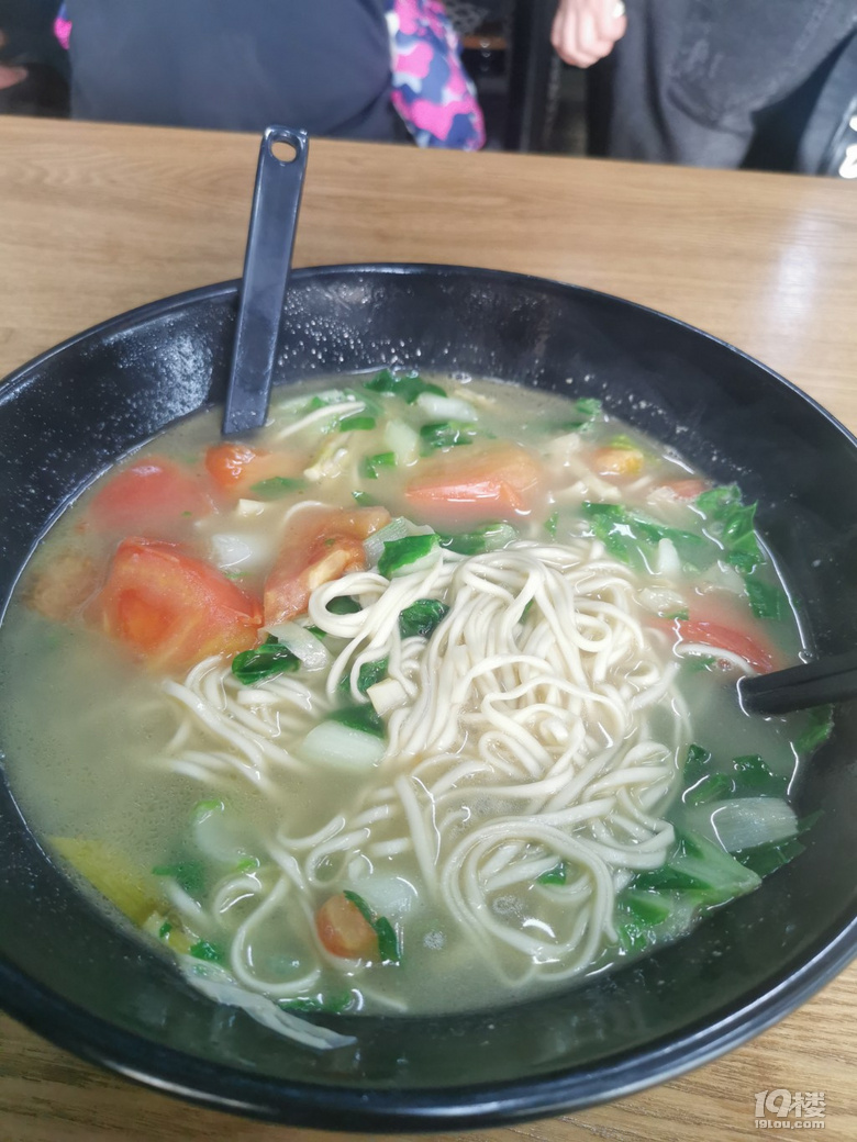 大碗面館味道不錯(cuò)