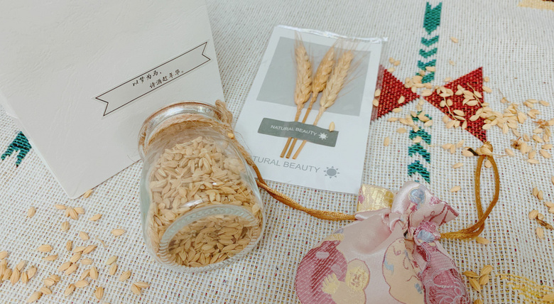 割麥穗簽到、自制標(biāo)本...這場稻田婚禮，浪漫又接地氣！
