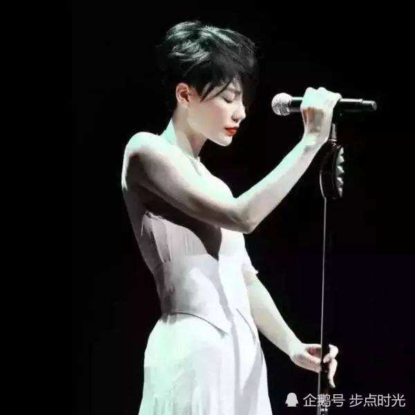 王菲录音旧照曝光,光着脚丫小细腿抢镜美得像一幅画