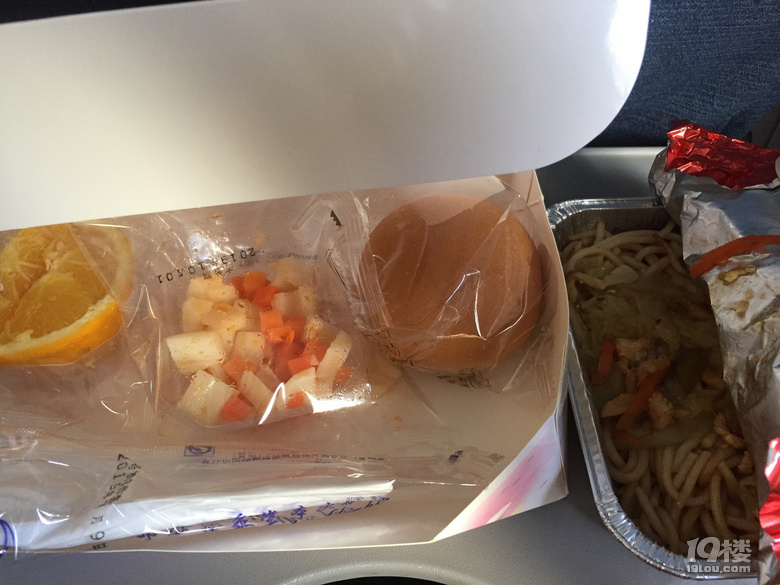 第一次坐飛機(jī)好尷尬呀，我問(wèn)空姐吃飯多少錢！