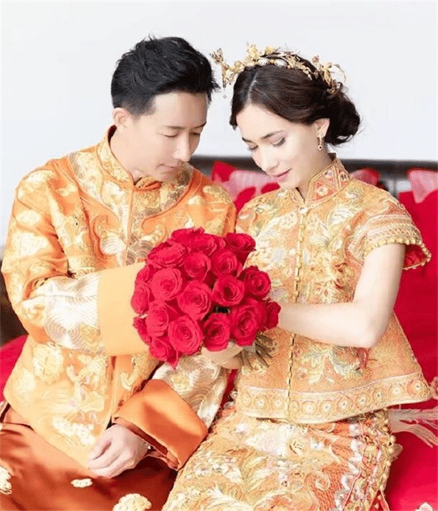 韩庚卢靖姗结婚现场:两人穿中式礼服甜蜜对视