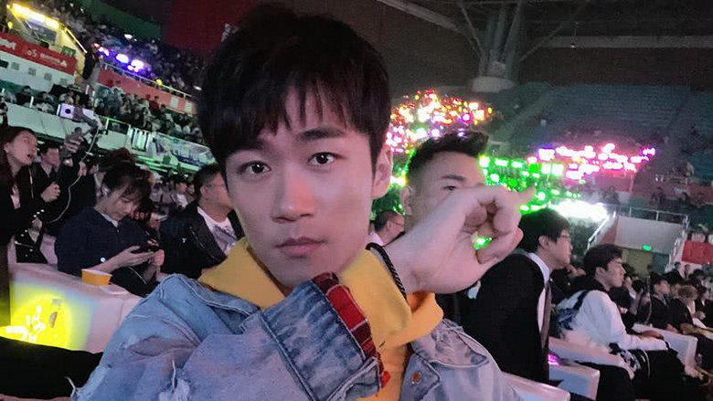 不求人接过手机一看,傻眼了,欧阳娜娜居然有两个吃鸡神器!