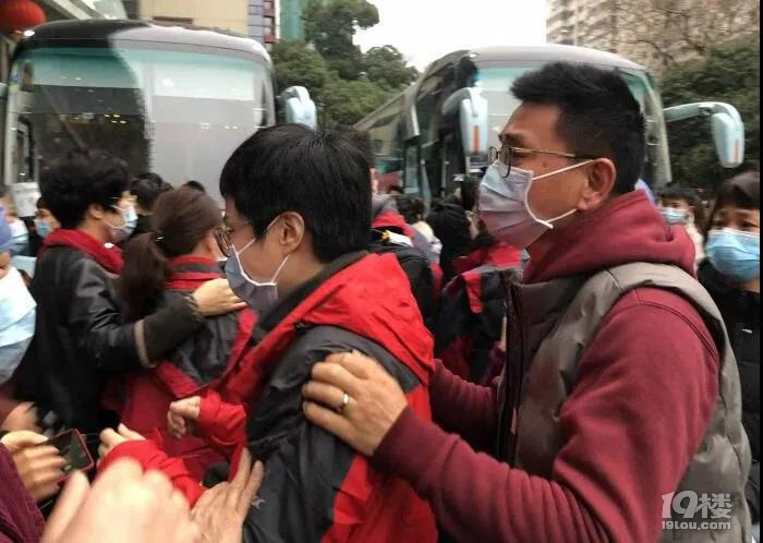 抵达!浙江最强医疗天团400多人今天下午落地武汉!