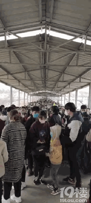 人人人人人,这个景区免了个票,游客挤到爆,动图看着就害怕……