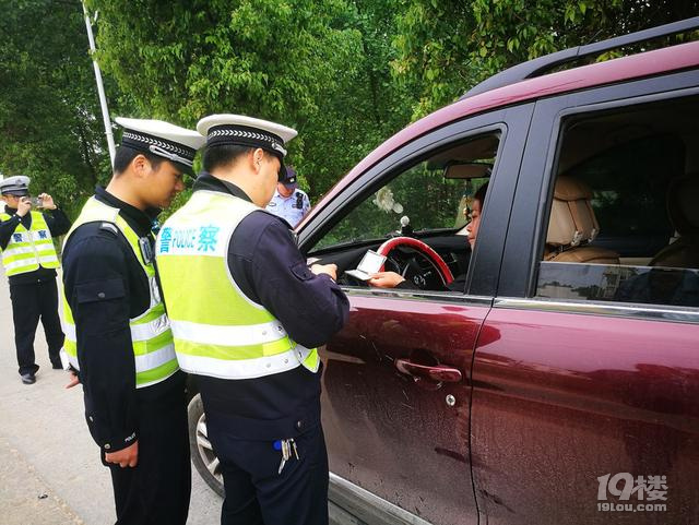 一個大眾車主的無奈，我車是不結實，但你也沒必就撞掉一點灰塵吧