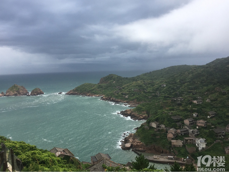 剩泗列島上的后頭灣村， 每座建筑物都被綠植覆蓋，恍若置身森林