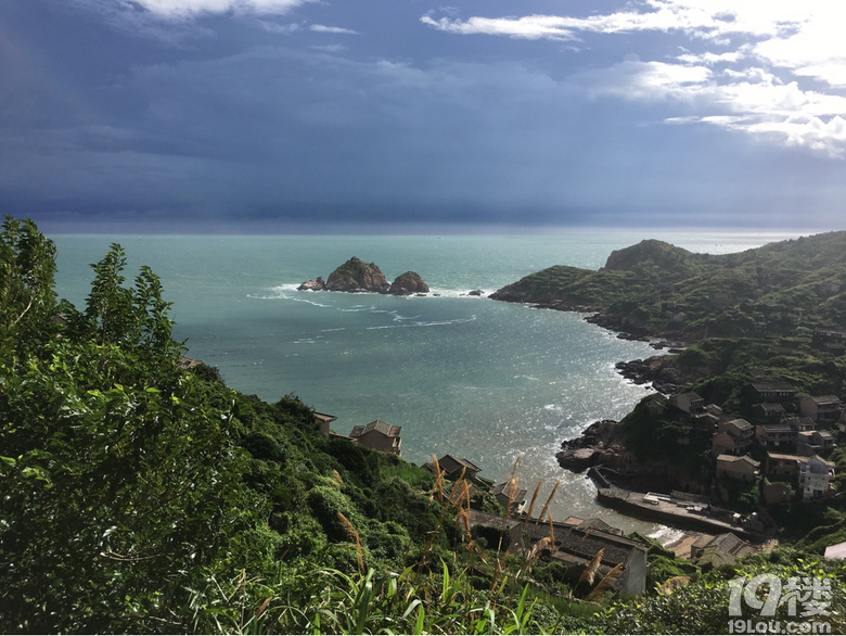 剩泗列島上的后頭灣村， 每座建筑物都被綠植覆蓋，恍若置身森林