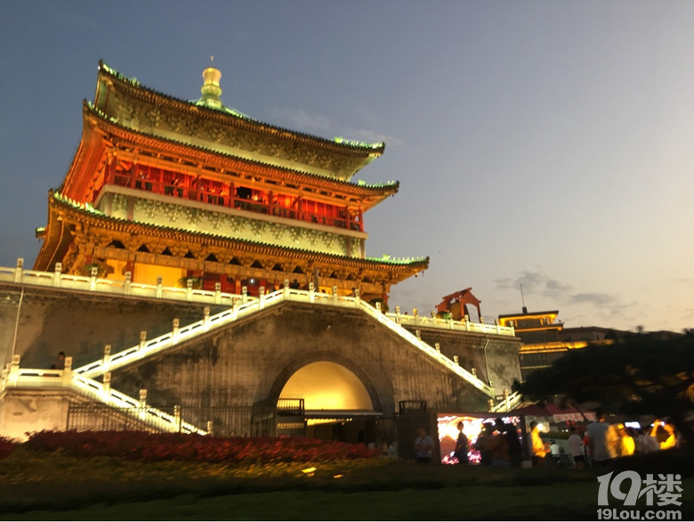 西安的鐘樓鼓樓，夜景真是挺好看的！