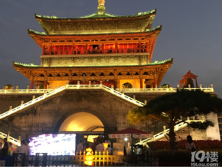 西安的鐘樓鼓樓，夜景真是挺好看的！