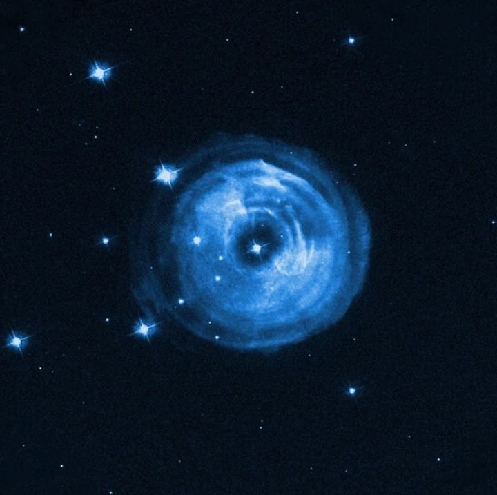 1日,哈勃望远镜拍到了它最负盛名的照片之一——天鹰星云的"创世之柱"