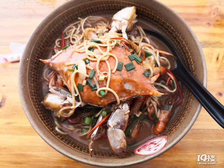 一整個魚頭做的面！