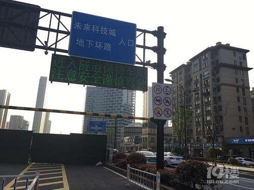 自帶700停車位，與地鐵5號線機場快線銜接，杭州首條地下環(huán)線貫通