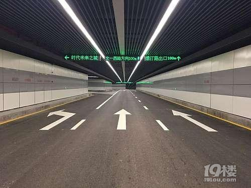 自帶700停車位，與地鐵5號線機場快線銜接，杭州首條地下環(huán)線貫通