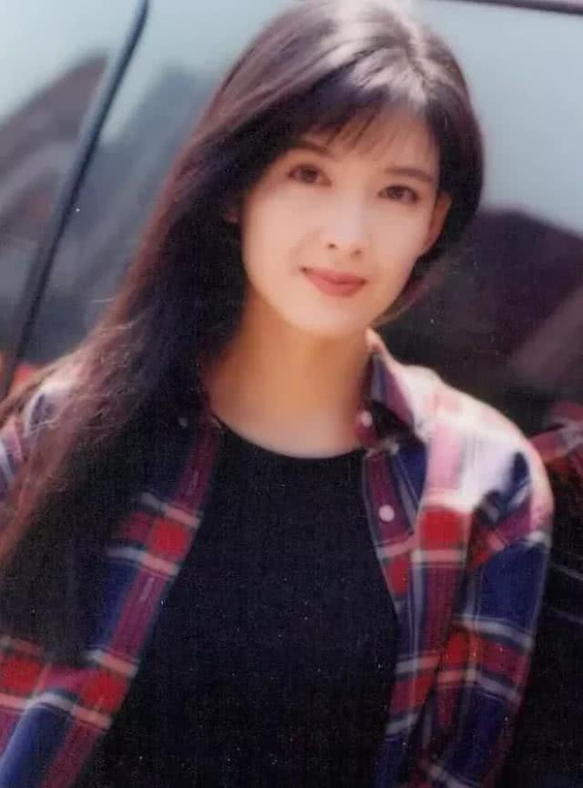 52岁周慧敏近照曝光,为留住青春容颜不愿生育,如今冻龄神颜依
