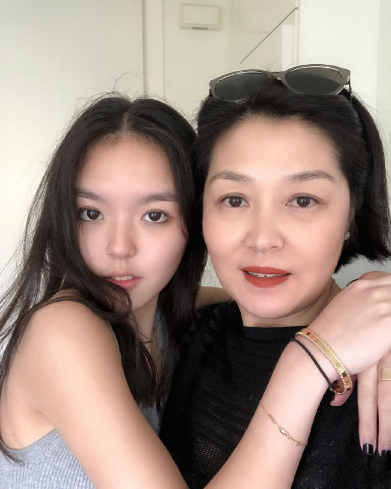 李咏去世后!女儿法图麦·李依然很幸福,想吃肉妈妈哈文便为她做