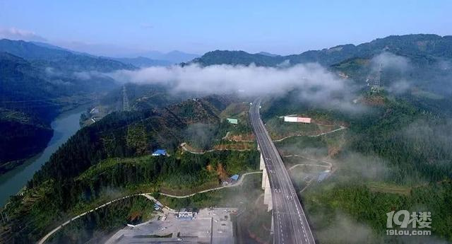 國內高速奇景：慢車道的在超車，快車道慢悠悠，是什么造成的？