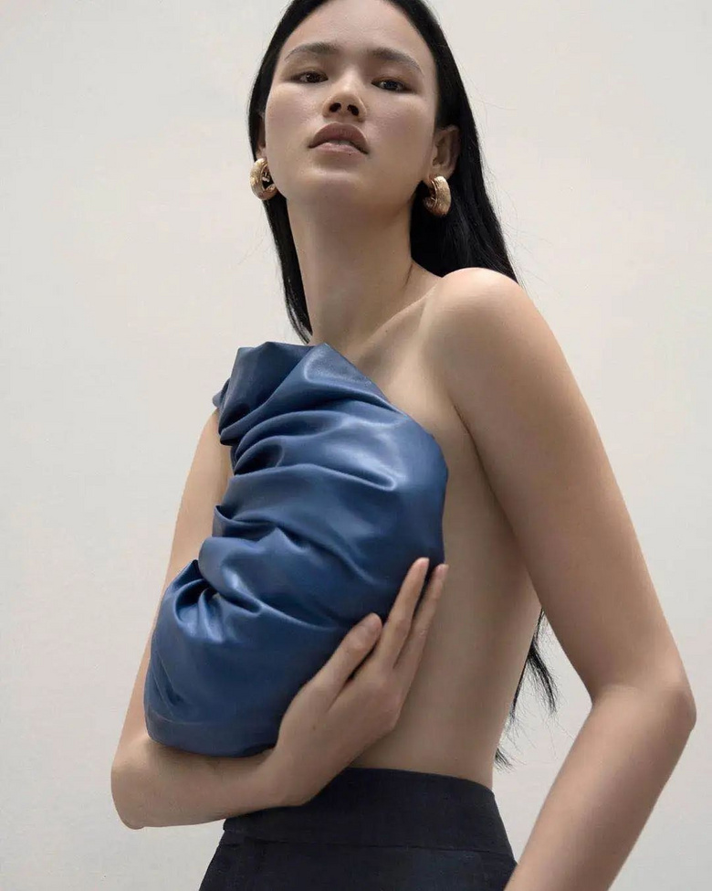 腋下包=時(shí)髦精新寵！跟著Kendall、Jennie買包不會