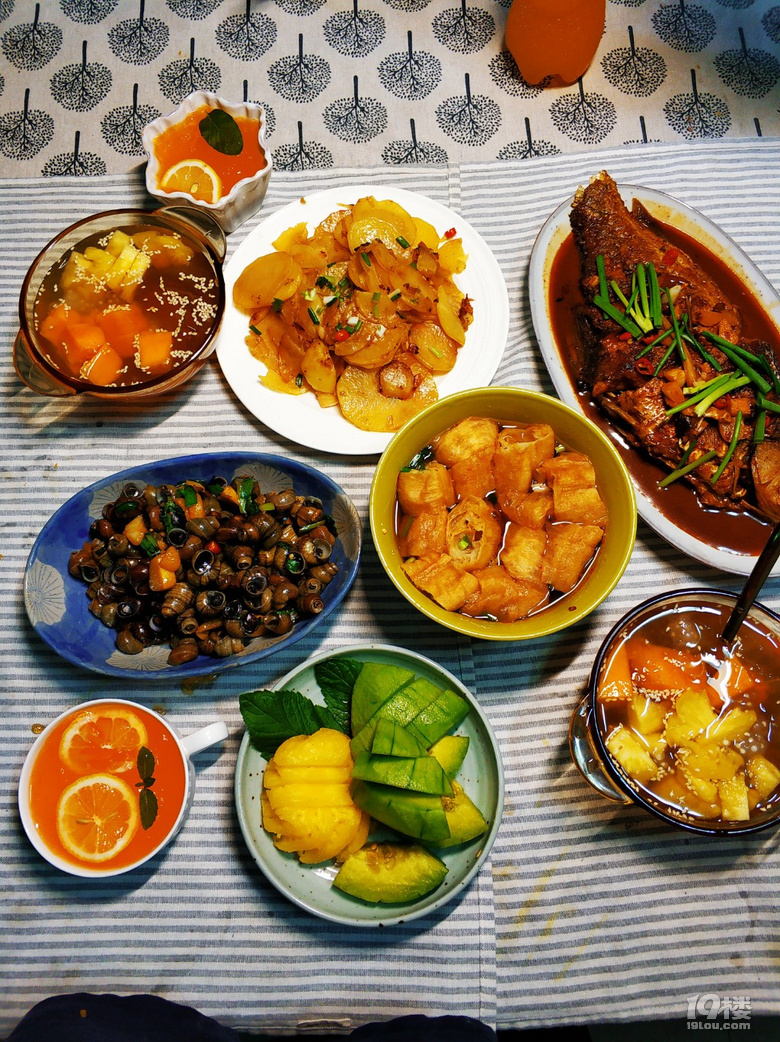夏天來(lái)了我們的假期依然是燒飯，寫(xiě)字，畫(huà)畫(huà)