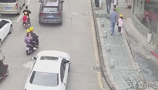 隨便開車門有多危險？昨天杭州一小學(xué)門口發(fā)生的這起事故