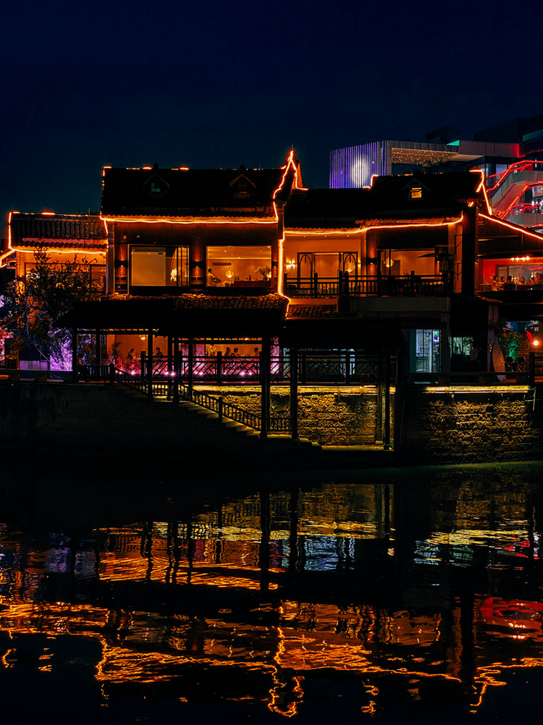 杭州·拱墅区·胜利河美食街夜景，抬头就是一片美景绽放