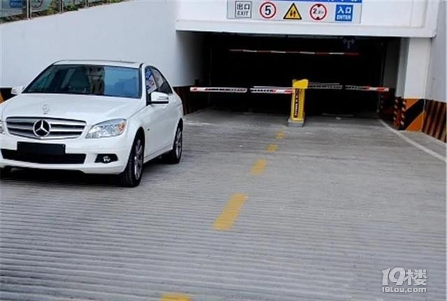 前車向后溜車，該按喇叭還是趕緊躲？