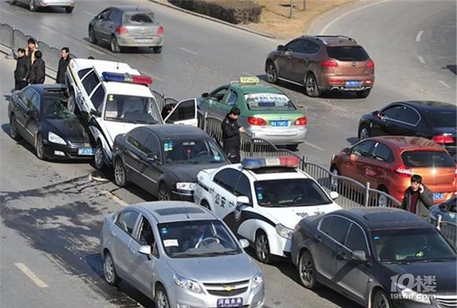 前車向后溜車，該按喇叭還是趕緊躲？
