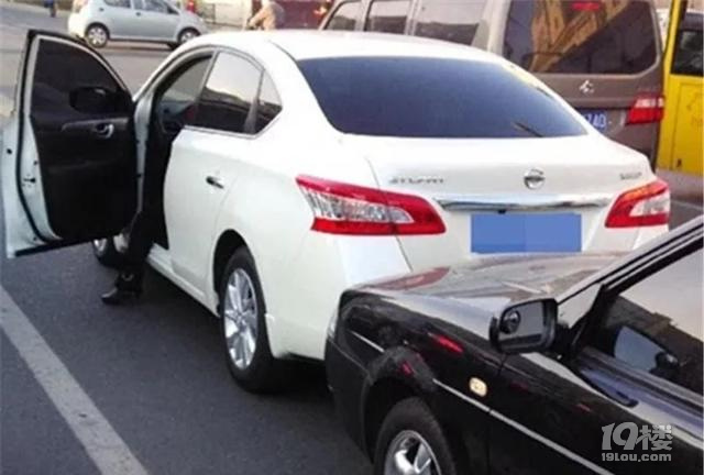前車向后溜車，該按喇叭還是趕緊躲？