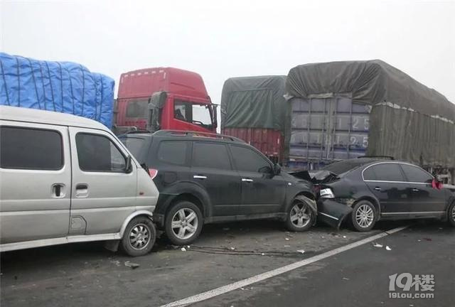 前車向后溜車，該按喇叭還是趕緊躲？