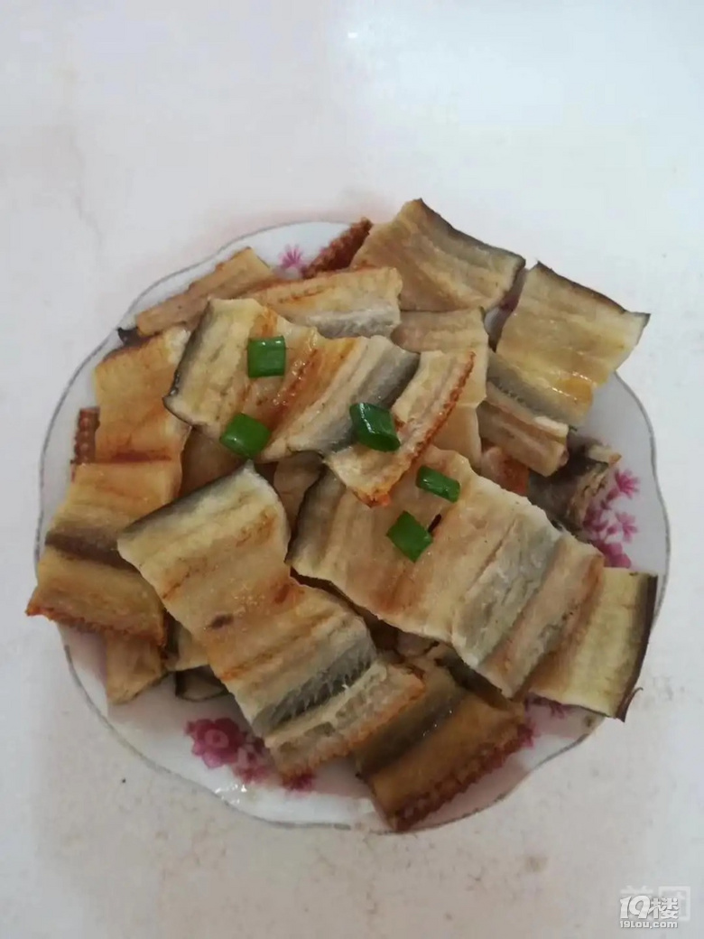 䞳