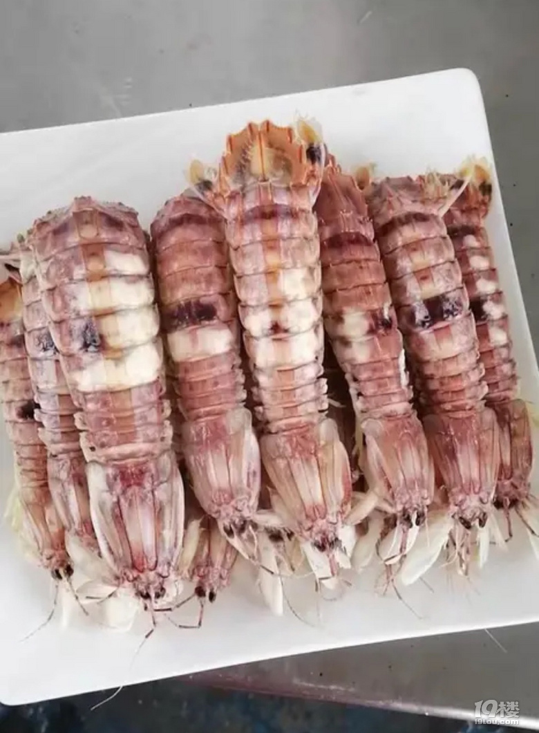䞳