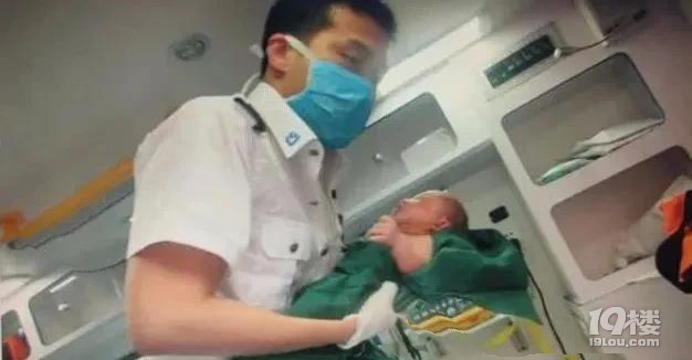 車主忘關(guān)車窗，第二天看到后車廂多了個嬰兒，崩潰了...