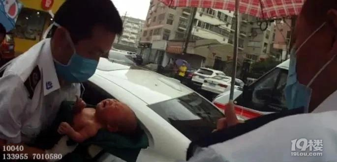 車主忘關(guān)車窗，第二天看到后車廂多了個嬰兒，崩潰了...