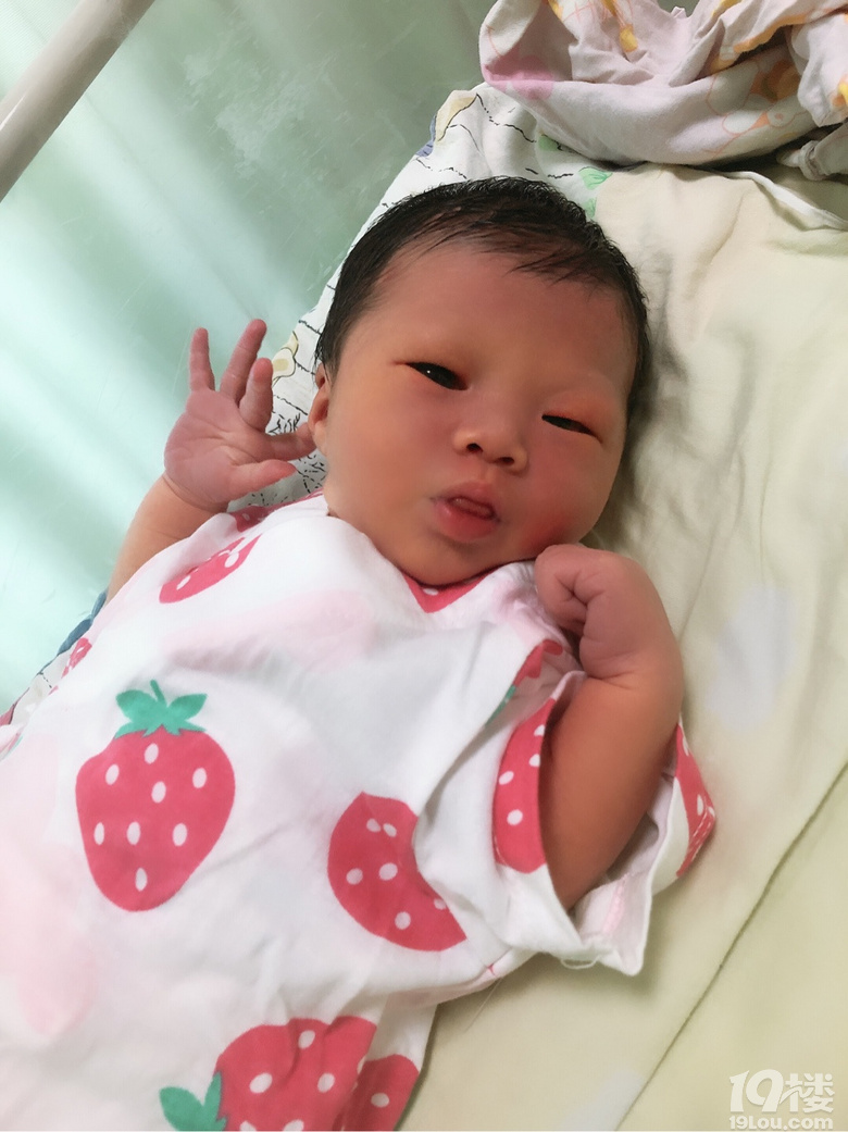 你好像知道今天要出院可以回家了 很興奮啊[表情]
