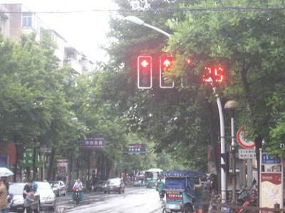 取消城區(qū)以外道路口信號燈倒計時后，路口交通事故量下降了嗎